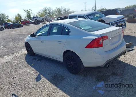 2016 Volvo S60 T5 R-Design Special Edition z USA, uszkodzony, nr VIN YV126MFP6G2394583